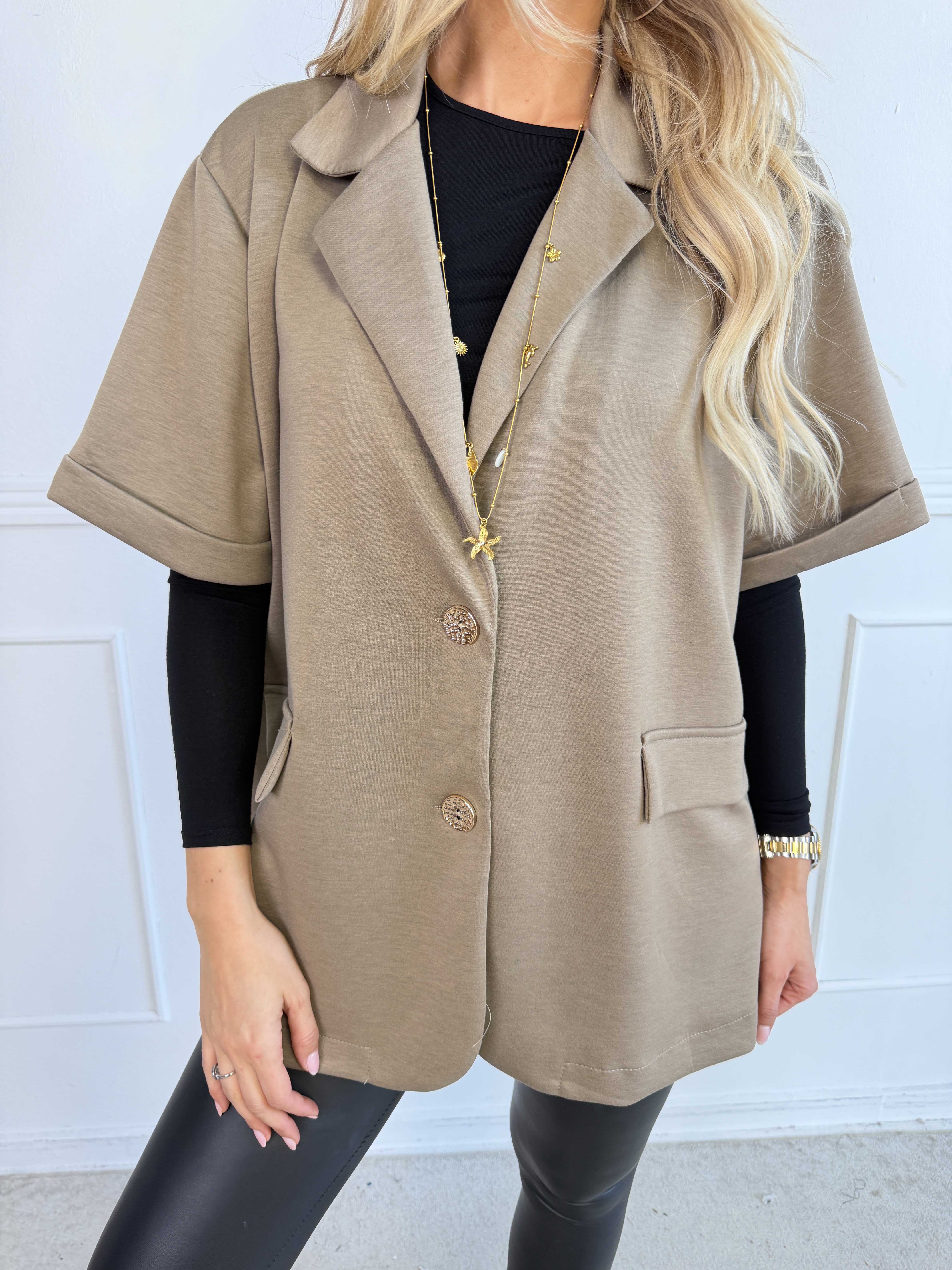Elodie - Blød og behagelig blazer med korte ærmer og guldfarvede knapper